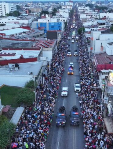 Vista aérea de la avenida Gregorio Méndez desbordada de asistentes durante el Desfile de Carros Alegóricos de la Feria Tabasco 2026 en Villahermosa, Tabasco