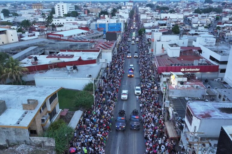 Vista aérea de la avenida Gregorio Méndez desbordada de asistentes durante el Desfile de Carros Alegóricos de la Feria Tabasco 2026 en Villahermosa, Tabasco