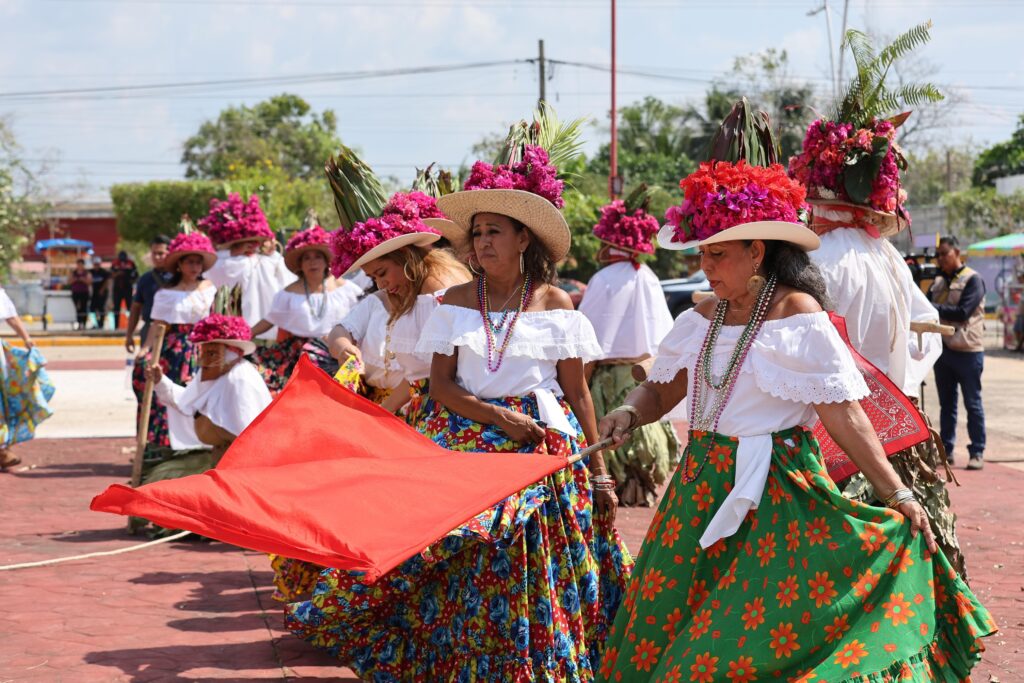 Mujeres con trajes tradicionales participan en danza del Pochó en Tenosique