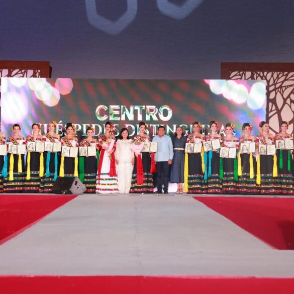 Las 17 embajadoras de la Feria Tabasco 2026 posan con sus pergaminos de Huéspedes Distinguidas en el escenario de Plaza de la Revolución, Villahermosa