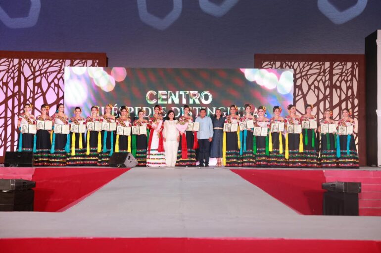 Las 17 embajadoras de la Feria Tabasco 2026 posan con sus pergaminos de Huéspedes Distinguidas en el escenario de Plaza de la Revolución, Villahermosa