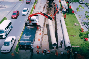 Instalación de tubería hidráulica en avenida de Villahermosa con maquinaria pesada y cuadrillas de obra