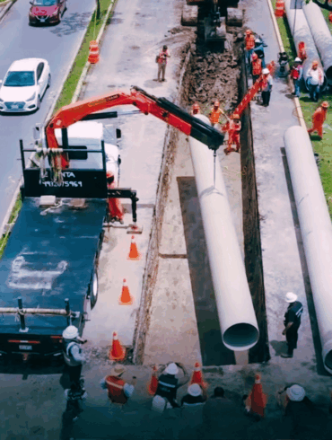 Instalación de tubería hidráulica en avenida de Villahermosa con maquinaria pesada y cuadrillas de obra