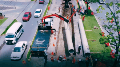 Instalación de tubería hidráulica en avenida de Villahermosa con maquinaria pesada y cuadrillas de obra