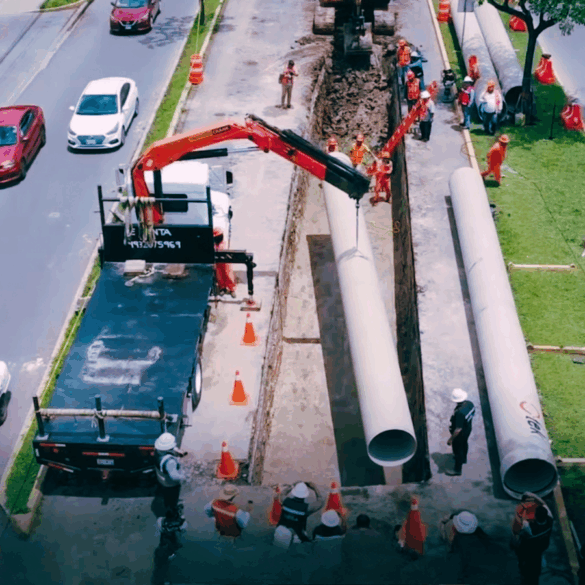 Instalación de tubería hidráulica en avenida de Villahermosa con maquinaria pesada y cuadrillas de obra