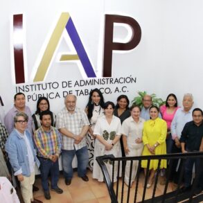Servidores públicos de Tabasco en clase de posgrado en las instalaciones del IAP.