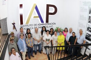 Servidores públicos de Tabasco en clase de posgrado en las instalaciones del IAP.