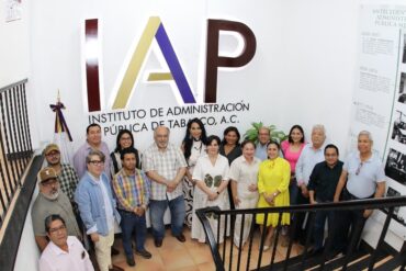 Servidores públicos de Tabasco en clase de posgrado en las instalaciones del IAP.
