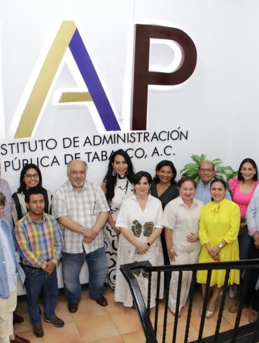 Servidores públicos de Tabasco en clase de posgrado en las instalaciones del IAP.