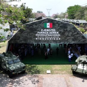 Vista aérea de la exposición La Gran Fuerza de México con vehículos militares en Tabasco