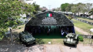Vista aérea de la exposición La Gran Fuerza de México con vehículos militares en Tabasco