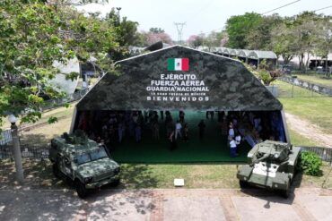 Vista aérea de la exposición La Gran Fuerza de México con vehículos militares en Tabasco