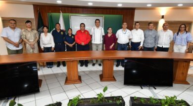 Rector Guillermo Narváez Osorio durante la firma de convenio con Bomberos Voluntarios para atender emergencias en Tabasco.