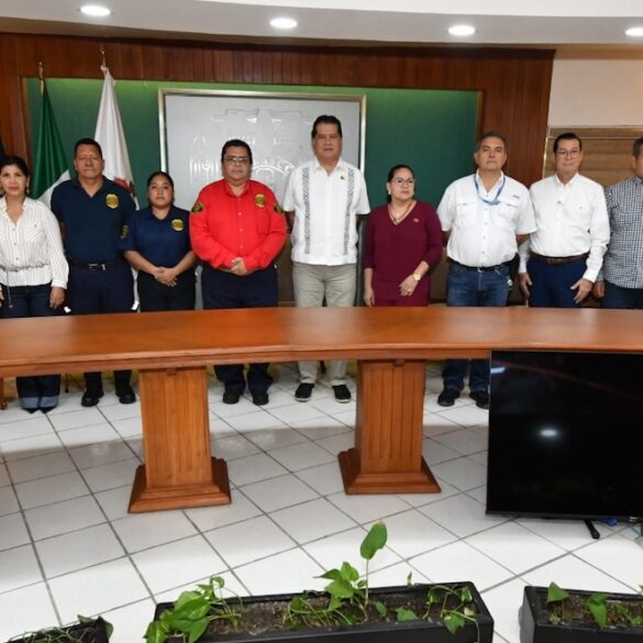 Rector Guillermo Narváez Osorio durante la firma de convenio con Bomberos Voluntarios para atender emergencias en Tabasco.