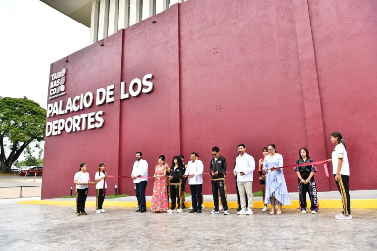 Autoridades realizan corte de listón en inauguración del Palacio de los Deportes en Tabasco