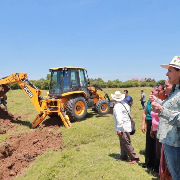 Yolanda Osuna supervisa construcción de jagüeyes junto a productores en Aztlán Tabasco