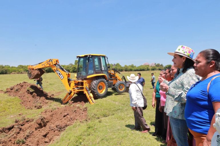 Yolanda Osuna supervisa construcción de jagüeyes junto a productores en Aztlán Tabasco