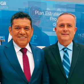 El gobernador de Tabasco, Javier May Rodríguez, y el presidente del Tribunal Superior de Justicia del Estado, Efraín Reséndiz, durante la presentación del Plan Estratégico de Procuración de Justicia 2026-2029 de la FGR en la Ciudad de México