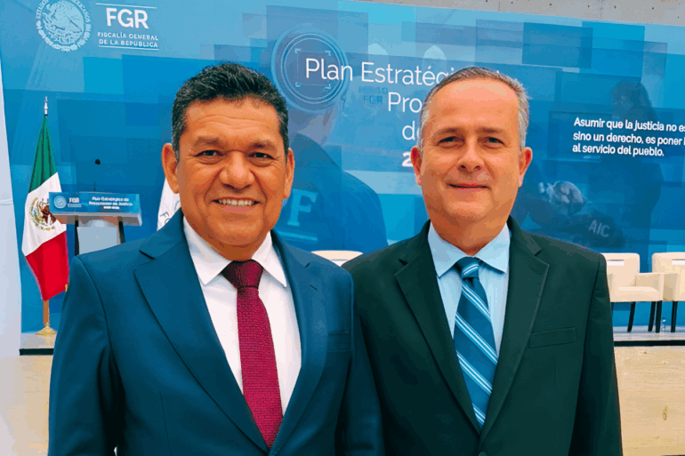 El gobernador de Tabasco, Javier May Rodríguez, y el presidente del Tribunal Superior de Justicia del Estado, Efraín Reséndiz, durante la presentación del Plan Estratégico de Procuración de Justicia 2026-2029 de la FGR en la Ciudad de México