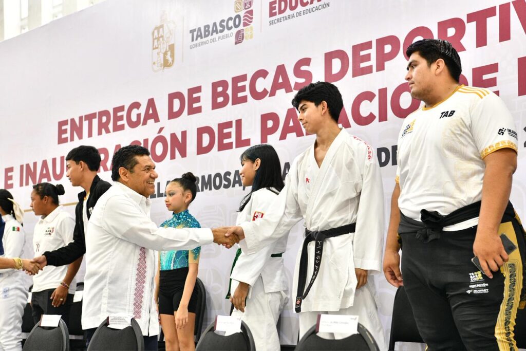 Javier May se toma una selfie con joven deportista durante evento de becas en Tabasco