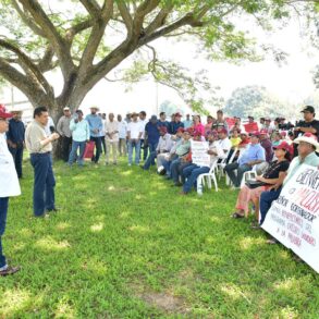 Javier May dialoga con productores en comunidad rural de Macuspana