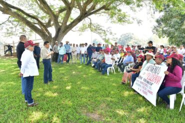Javier May dialoga con productores en comunidad rural de Macuspana