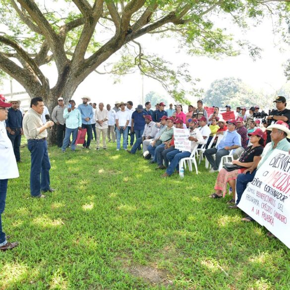 Javier May dialoga con productores en comunidad rural de Macuspana