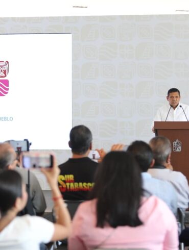 Gobernador Javier May Rodríguez en conferencia de prensa ante medios de comunicación en Villahermosa, Tabasco, durante la presentación del plan de subestaciones eléctricas con la CFE.