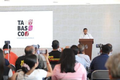 Gobernador Javier May Rodríguez en conferencia de prensa ante medios de comunicación en Villahermosa, Tabasco, durante la presentación del plan de subestaciones eléctricas con la CFE.