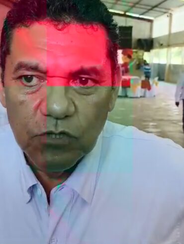 Gobernador Javier May Rodríguez atiende entrevista con reporteros en Cárdenas, Tabasco, durante las Jornadas de Atención al Pueblo, abril de 2026.
