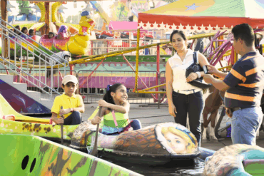 Niños disfrutando de los juegos mecánicos en el Parque Tabasco bajo el nuevo horario nocturno.
