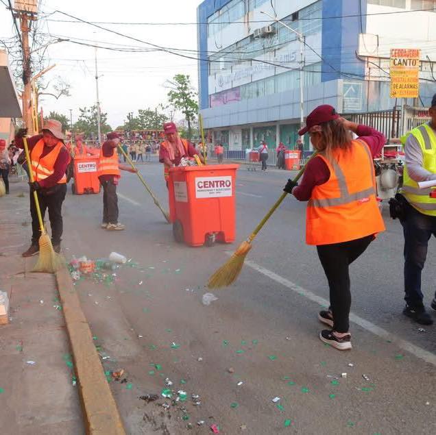 Trabajadores de limpia recolectando basura tras desfile en Villahermosa