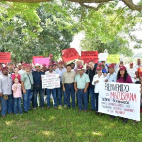 Luisa Cámara Cabrales y Javier May Rodríguez conversando con productores durante la supervisión de la recuperación del campo tabasqueño en Macuspana.