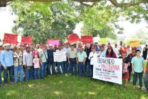 Luisa Cámara Cabrales y Javier May Rodríguez conversando con productores durante la supervisión de la recuperación del campo tabasqueño en Macuspana.