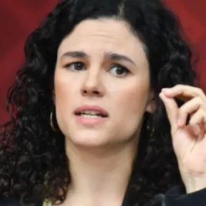 Luisa María Alcalde en conferencia, gesticulando durante declaración sobre dirigencia de Morena