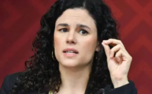 Luisa María Alcalde en conferencia, gesticulando durante declaración sobre dirigencia de Morena