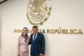 Presidenta Claudia Sheinbaum Pardo y el gobernador de Tabasco Javier May Rodríguez posan frente al escudo nacional en Palacio Nacional tras su reunión del Gabinete de Seguridad Federal