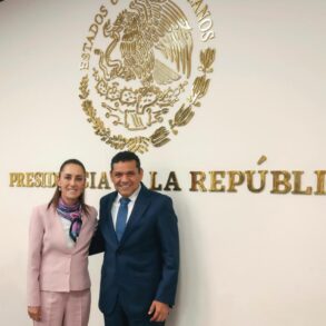Presidenta Claudia Sheinbaum Pardo y el gobernador de Tabasco Javier May Rodríguez posan frente al escudo nacional en Palacio Nacional tras su reunión del Gabinete de Seguridad Federal