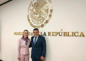 Presidenta Claudia Sheinbaum Pardo y el gobernador de Tabasco Javier May Rodríguez posan frente al escudo nacional en Palacio Nacional tras su reunión del Gabinete de Seguridad Federal