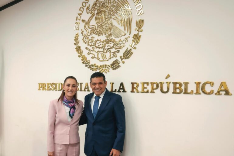 Presidenta Claudia Sheinbaum Pardo y el gobernador de Tabasco Javier May Rodríguez posan frente al escudo nacional en Palacio Nacional tras su reunión del Gabinete de Seguridad Federal