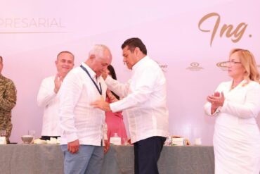 Aquí están los cuatro juegos de metadatos, listos para WordPress: IMAGEN PORTADA (medalla-merito-empresarial-ccet-tabasco-2025-jaime-merodio-calix-Portada.jpg) Alt: Gobernador Javier May impone la Medalla al Mérito Empresarial 2025 a Jaime Merodio Calix en ceremonia del CCET Tabasco