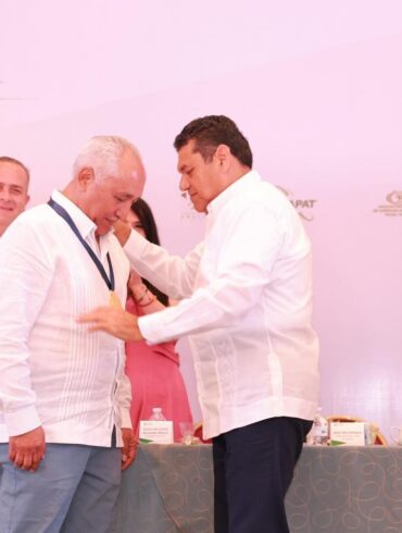 Aquí están los cuatro juegos de metadatos, listos para WordPress: IMAGEN PORTADA (medalla-merito-empresarial-ccet-tabasco-2025-jaime-merodio-calix-Portada.jpg) Alt: Gobernador Javier May impone la Medalla al Mérito Empresarial 2025 a Jaime Merodio Calix en ceremonia del CCET Tabasco