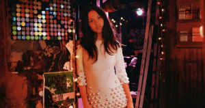 Olivia Rodrigo durante la grabación del video de su canción Drop Dead en el Palacio de Versalles.