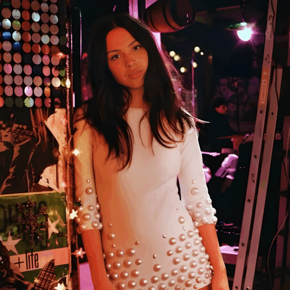 Olivia Rodrigo durante la grabación del video de su canción Drop Dead en el Palacio de Versalles.