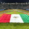 Bandera monumental de México en el campo durante inauguración de Olmecas 2026