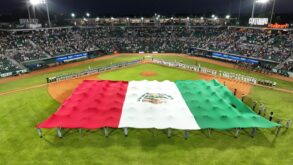 Bandera monumental de México en el campo durante inauguración de Olmecas 2026