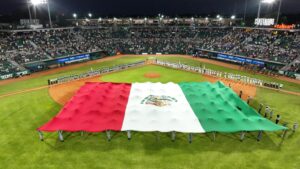 Bandera monumental de México en el campo durante inauguración de Olmecas 2026