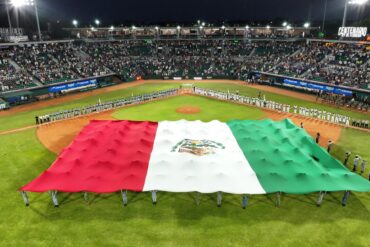 Bandera monumental de México en el campo durante inauguración de Olmecas 2026