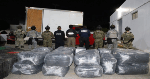 Elementos de la SSPC aseguran paquetes de marihuana y cristal durante un decomiso de droga en Huimanguillo cerca del puente Tonalá.