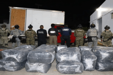 Elementos de la SSPC aseguran paquetes de marihuana y cristal durante un decomiso de droga en Huimanguillo cerca del puente Tonalá.